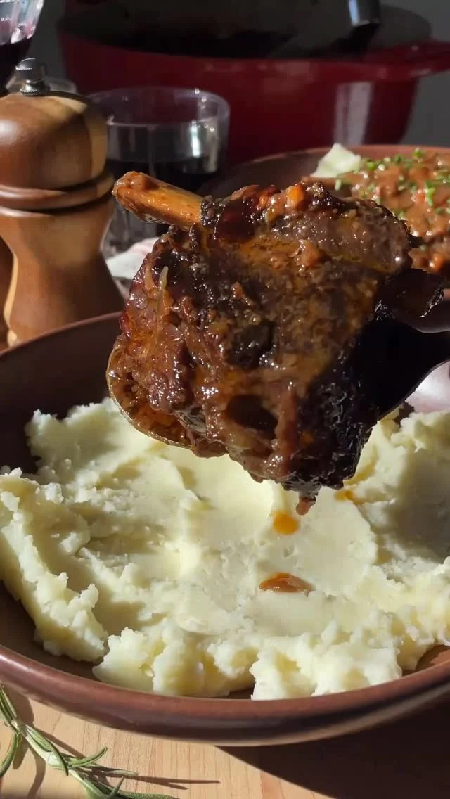 Comment ‘short rib’ and I’ll send the recipe right to your DMs! 

Skip the restaurant chaos and make these Red Wine Braised Short Ribs from the comfort of your own home! These are truly restaurant-worthy but couldn’t be easier to make. Enjoy over mashed potatoes with a nice bottle of wine and something decadent for dessert!

#valentinesdinner